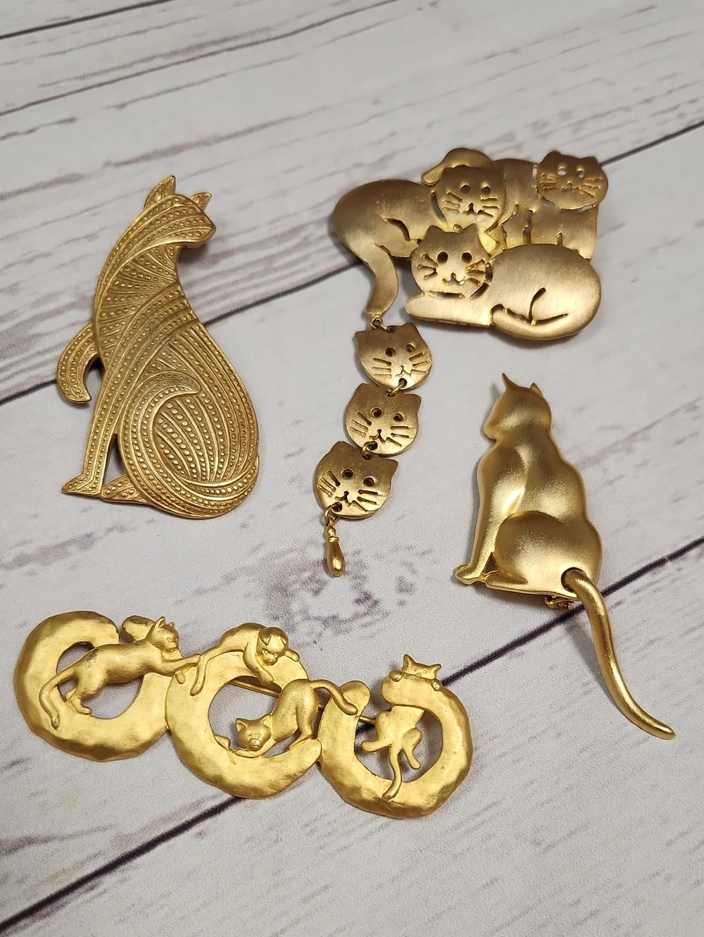 Gold Cat Brooch Set — Elegant Cat-Themed Pins in Gold Tone